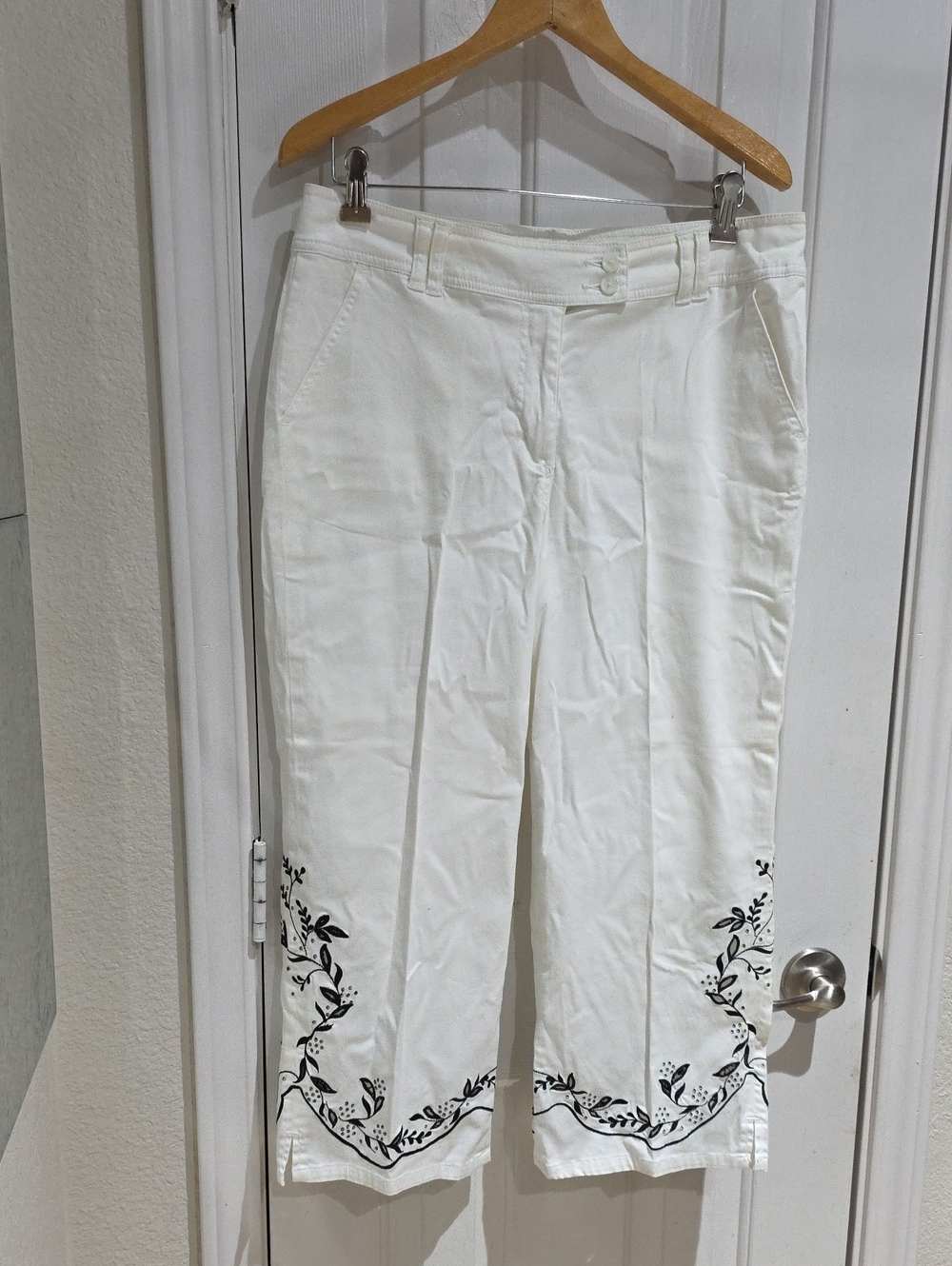 ColdWater Creek Womans White Embroidered Capri Pants Sz. 10